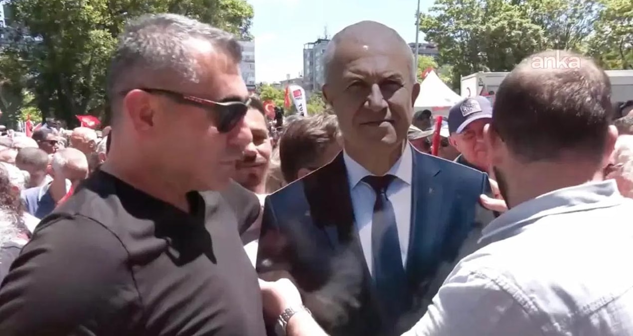 Ayağı kırılan Belediye Başkanının yerine maketi bayramlaşmaya geldi