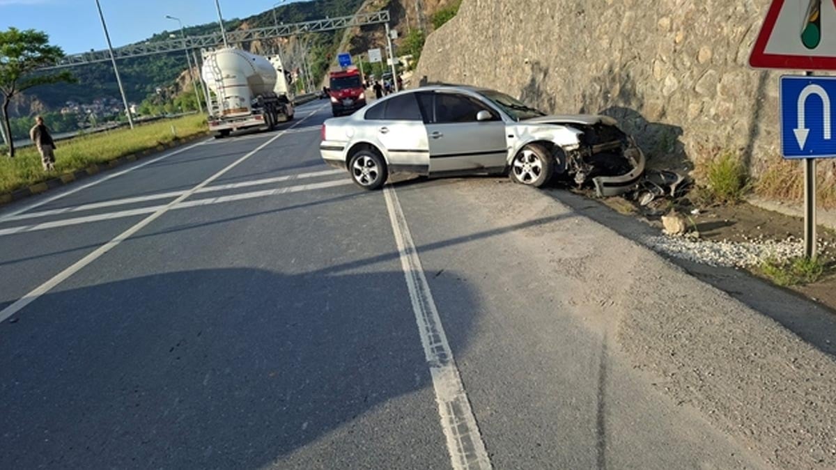 Alkollü sürücü duran otomobile çarptı