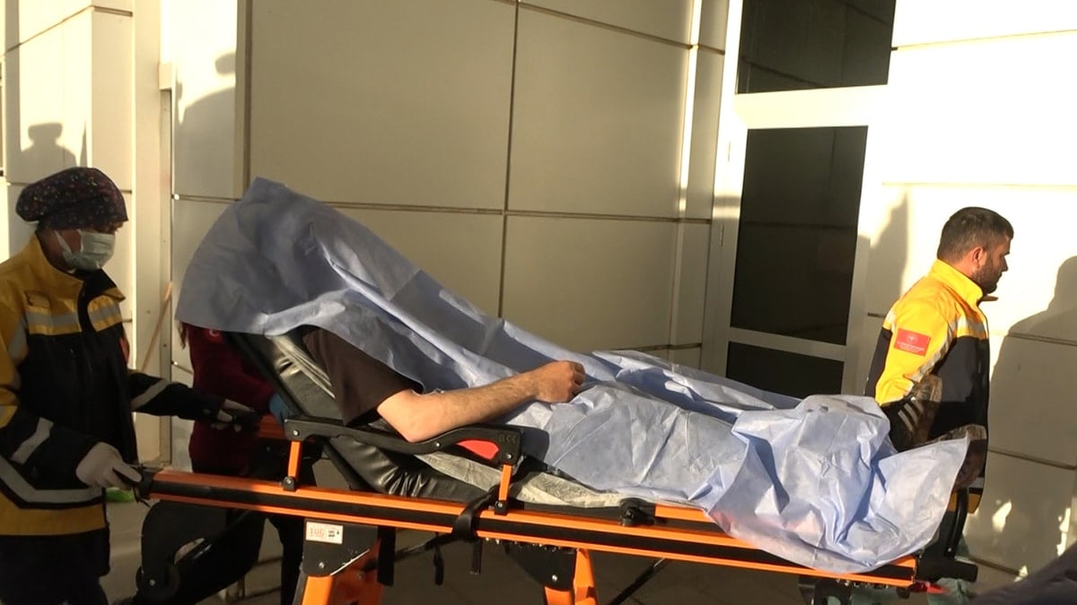 Parkta borç kavgası: 1 kişi bıçaklandı, kardeşi darbedildi