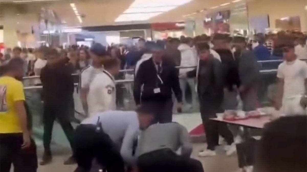 Alışveriş merkezinde bıçaklı kava: Yaralılar var