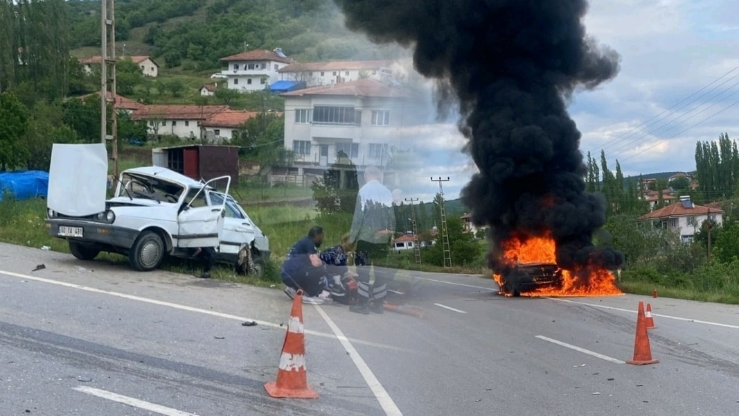 Kavşakta facia: Dede ve torunu yaşamını yitirdi, 2 kişi yaralandı