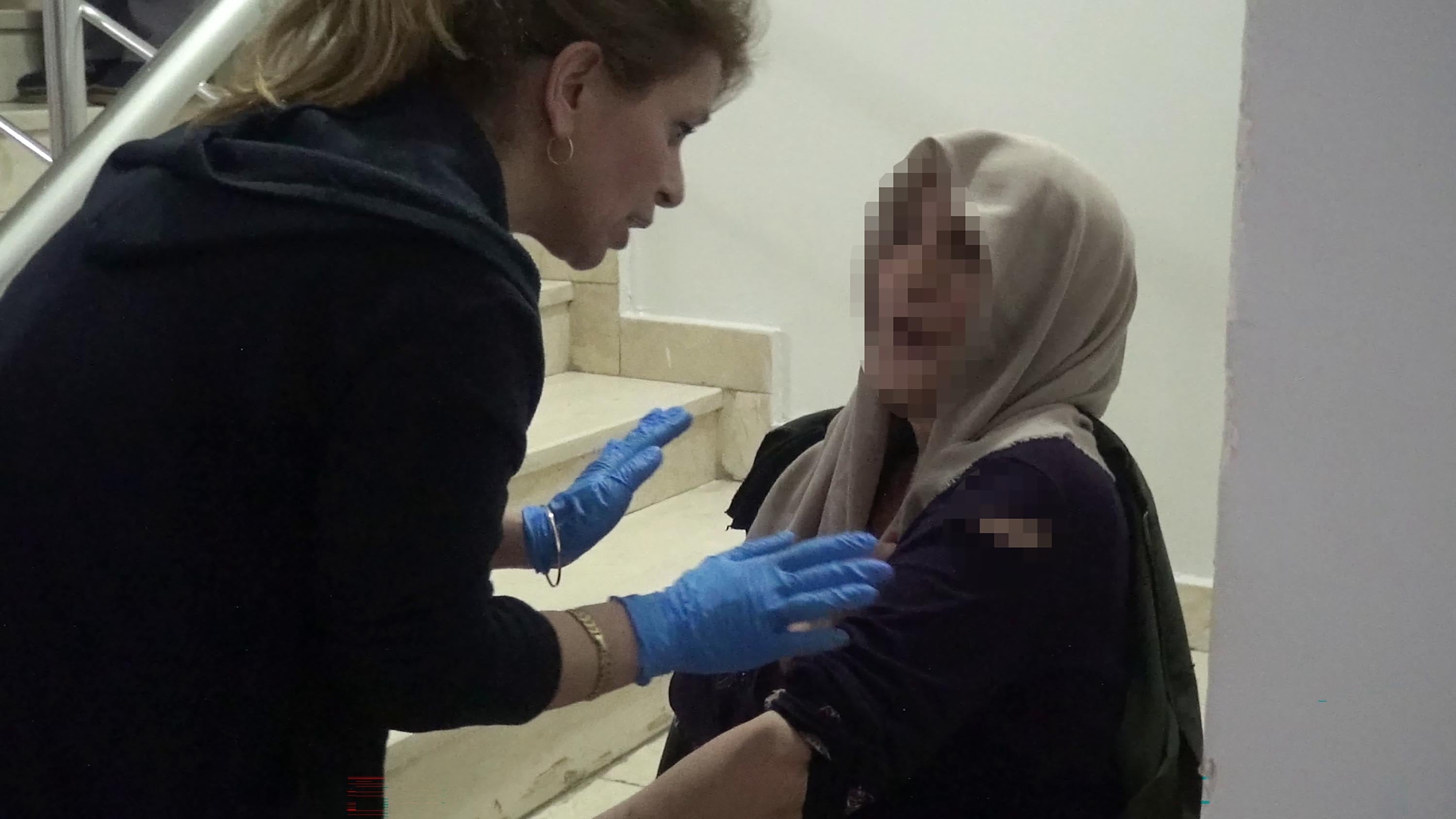 Anneannesini bıçakla yaralayıp rehin aldı, teyzesi güçlükle ikna etti