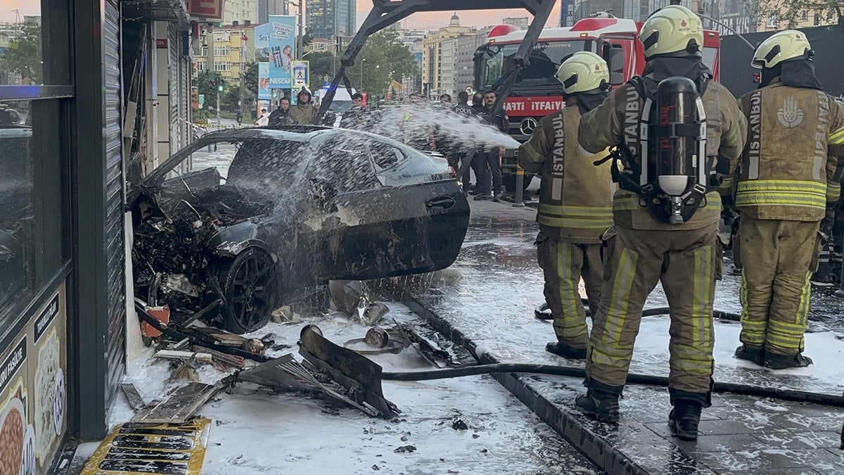 İstanbul'un göbeğinde iş yerine dalan araç yangın çıkardı