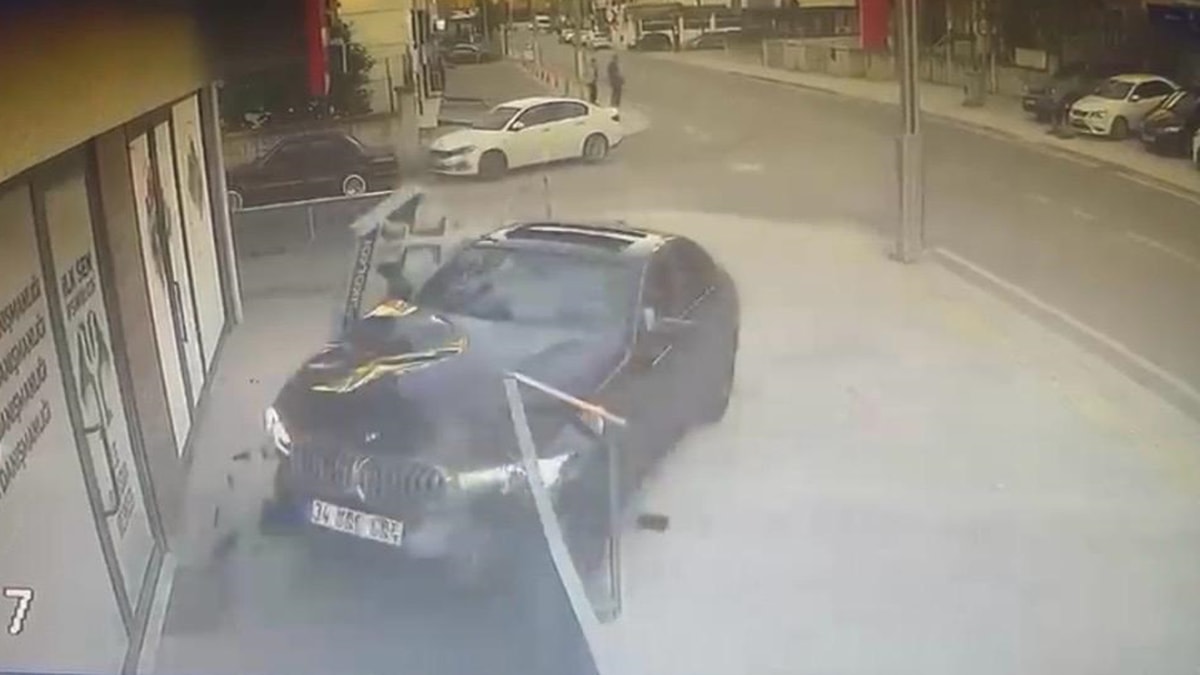 Otomobilin iş yerine girdiği anlar kameraya yansıdı