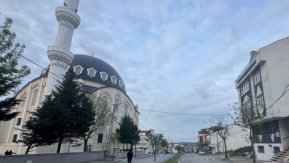 Arnavutköy'de fırtına! Caminin minaresi sallandı; 2 bina tahliye edildi