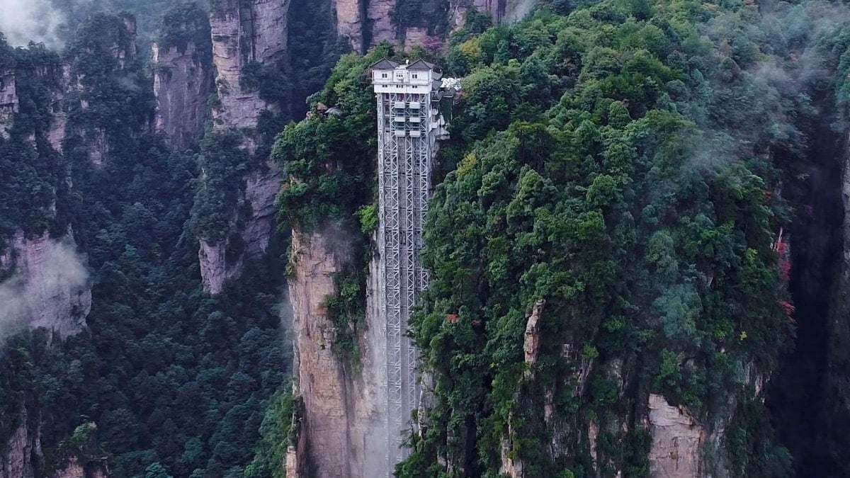 Dağların içini oyup 326 metre yüksekliğinde dev asansör inşa ettiler