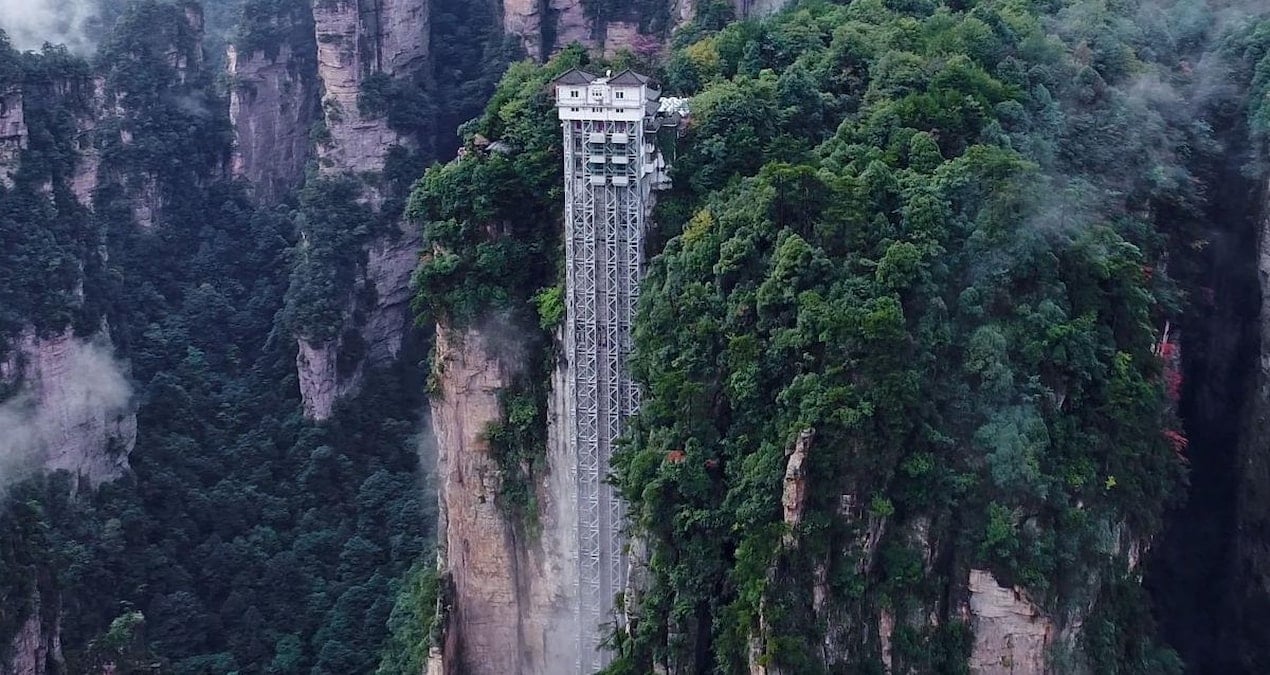 Dağların içini oyup 326 metre yüksekliğinde dev asansör inşa ettiler