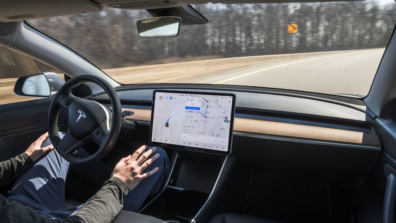 Tesla araçlarında otopilot özelliğini kaldırdı