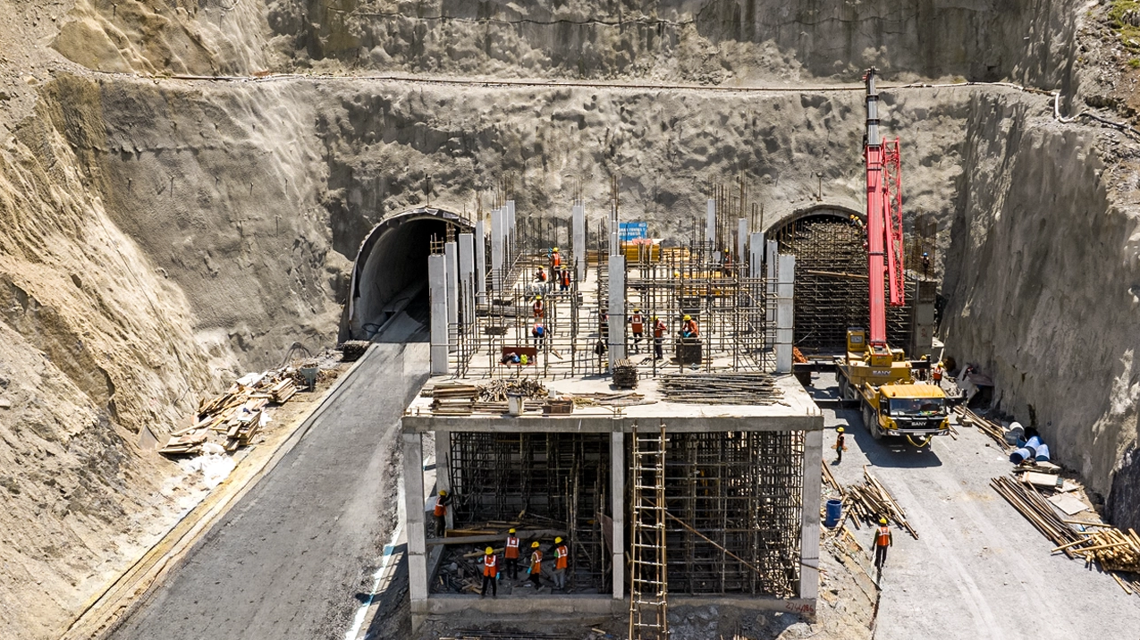 3 bin metre yüksekliğindeki dağları deldiler: 3,5 saatlik yol 15 dakikaya düştü