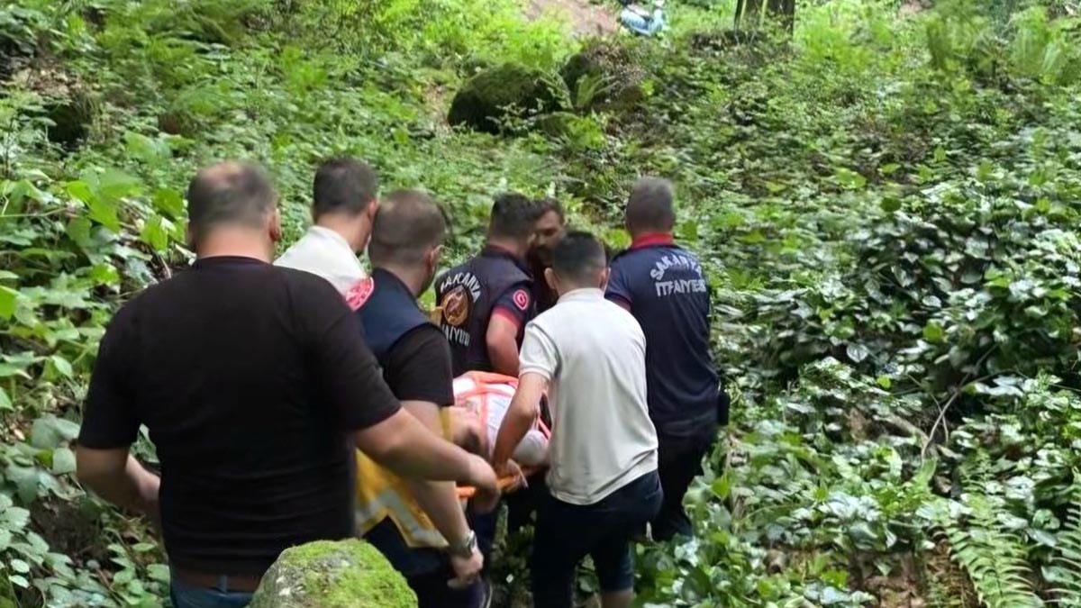 Kayalıklarda mahsur kalan kişiyi, itfaiye kurtardı