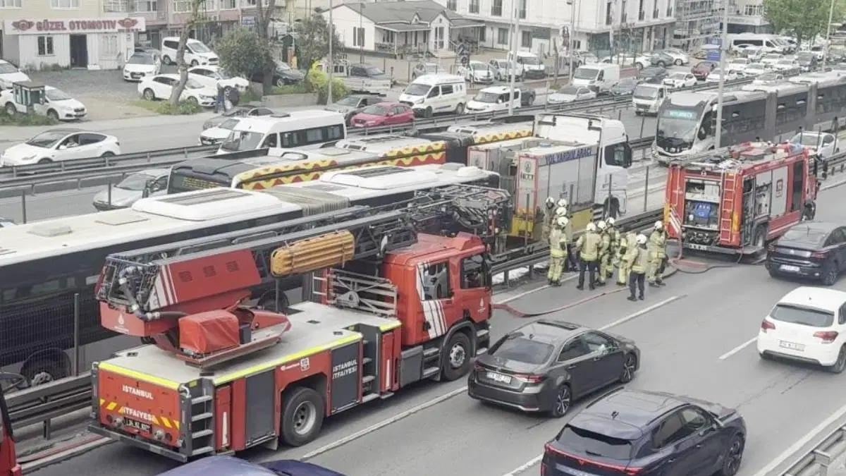 Avcılar'da metrobüste yangın! Seferler aksıyor