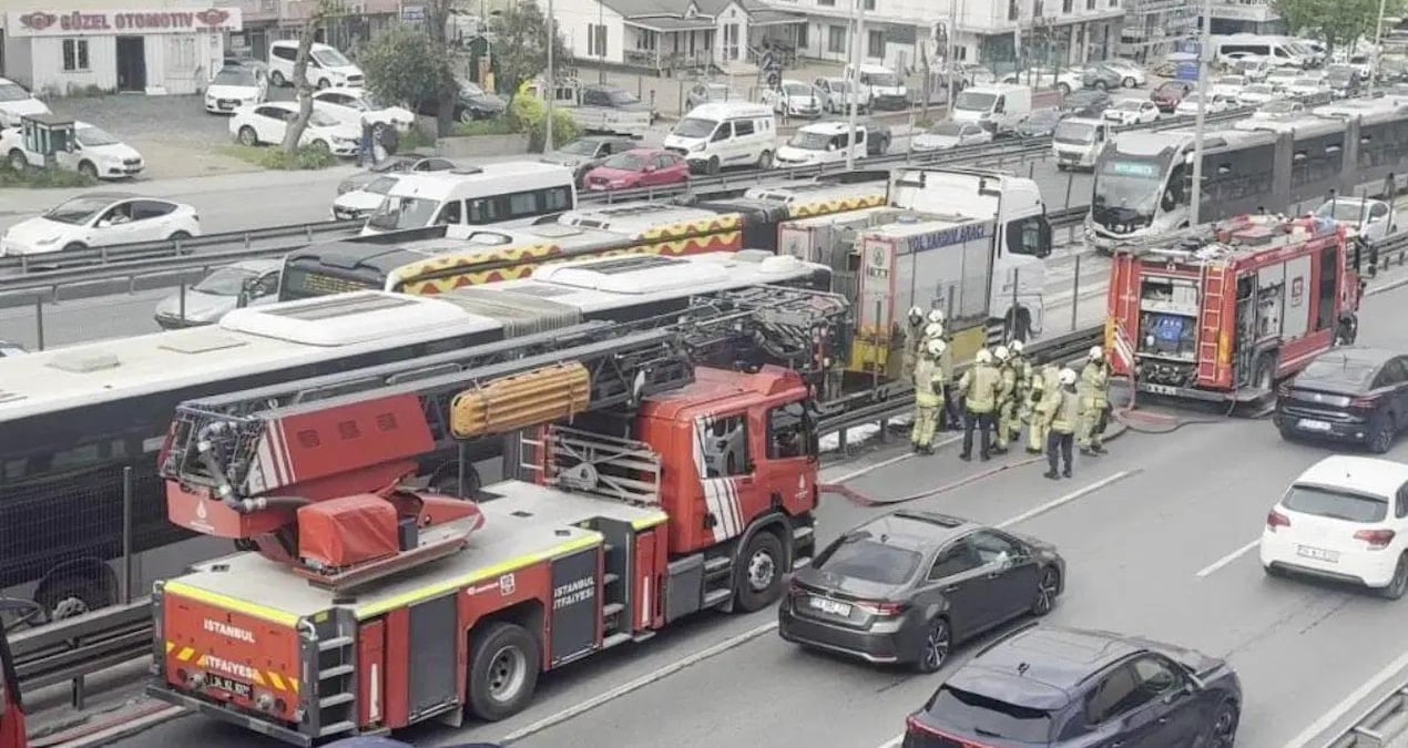 Avcılar'da metrobüste yangın! Seferler aksıyor