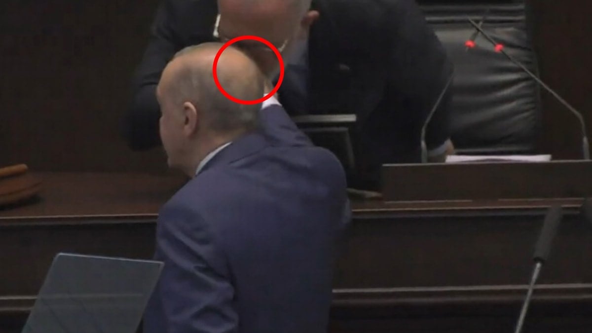 Erdoğan selam vermek için elini kaldırdı, lüks saat meraklısı AKP'li vekil havada kapıp öptü