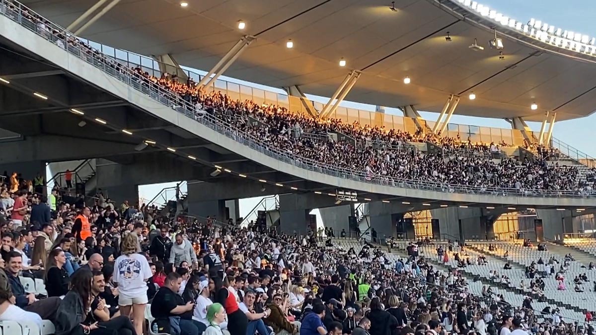 On binler Kanye West’in konserine aktı
