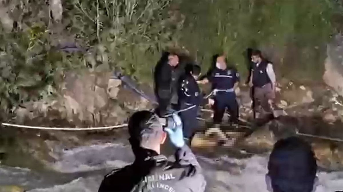 Serinlemek için şelaleye girdi, hayatından oldu