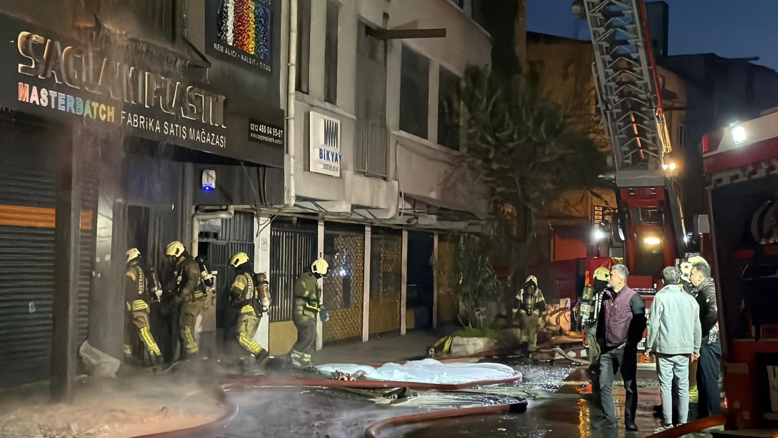 Plastik malzeme satan iş yeri alevlere teslim oldu