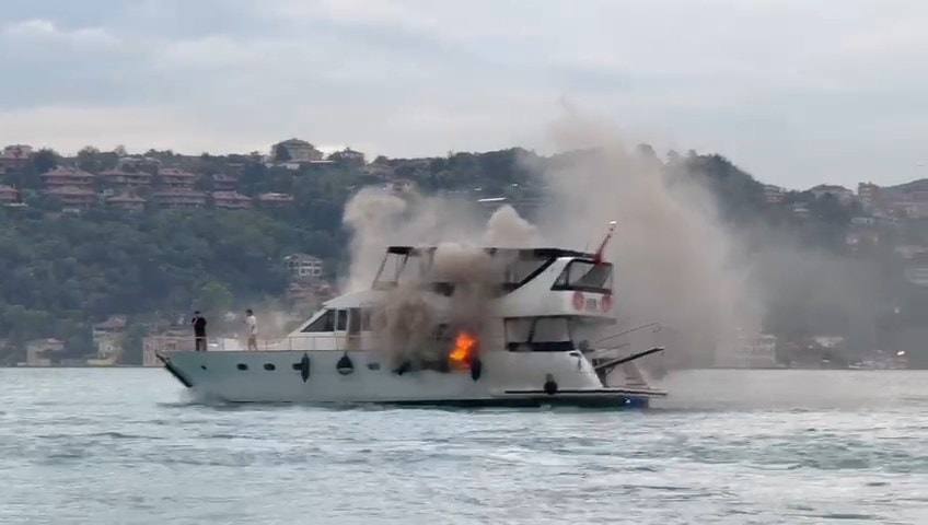 Bebek sahilinde tur teknesinde yangın çıktı