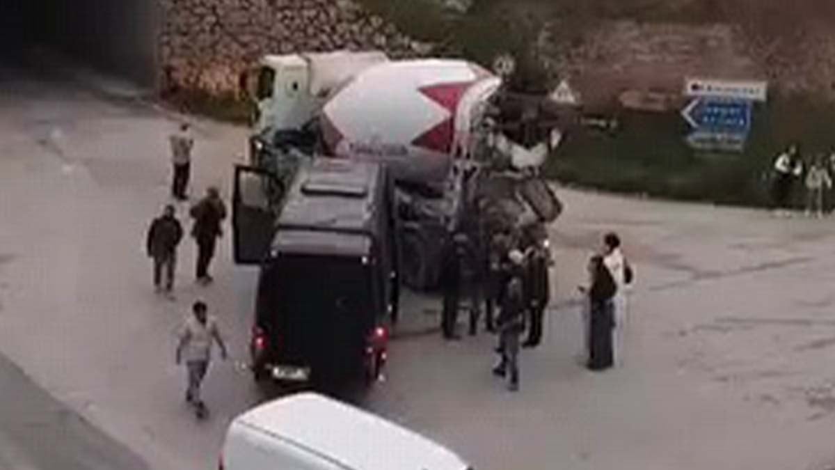 Beton mikseriyle tur minibüsü çarpıştı: 2 yaralı
