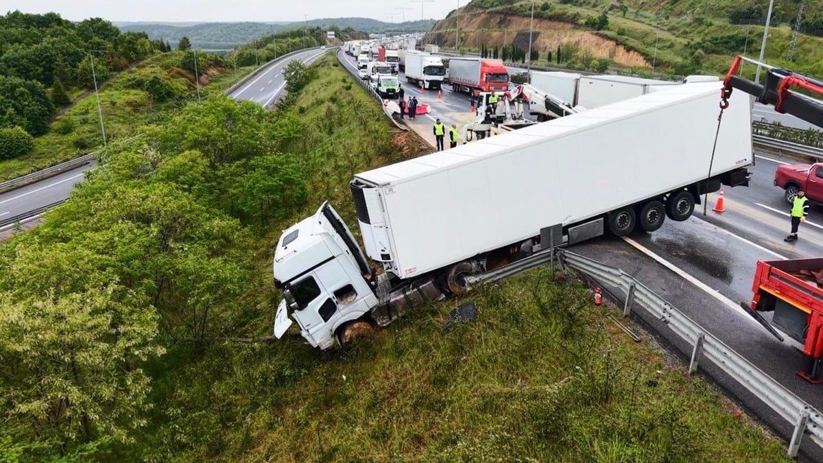 TIR'ın karıştığı zincirleme kazada ortalık savaş alanına döndü