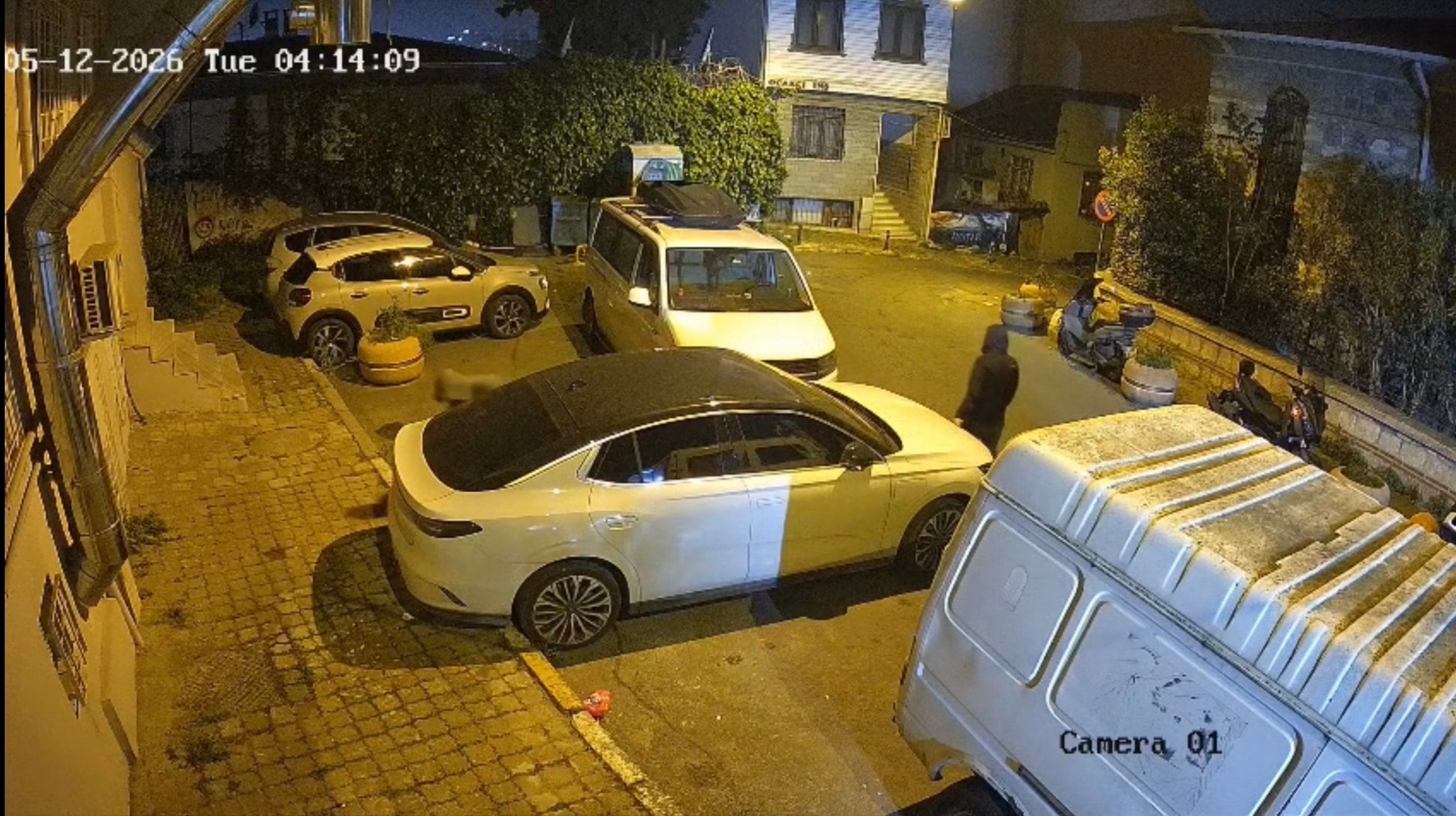 İstanbul'da iş insanının aracına bıçaklı saldırı! 'Milli servetti' diye isyan etti