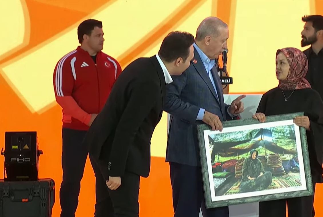Erdoğan'a hediye veren isim bakın kim çıktı! 'AKP'liysen söyle' diyen kişiye 'Tövbe de la' demişti