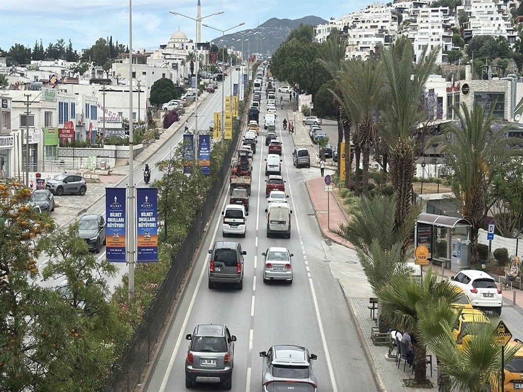 Arabasını alan oraya koşuyor: Son 24 saatte 20 bin araç giriş yaptı
