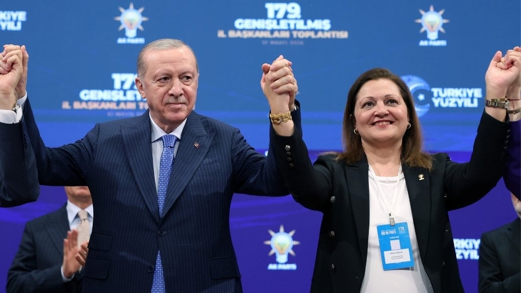 Rozeti taktı, AKP'deki ilk anlarına hızlı başladı