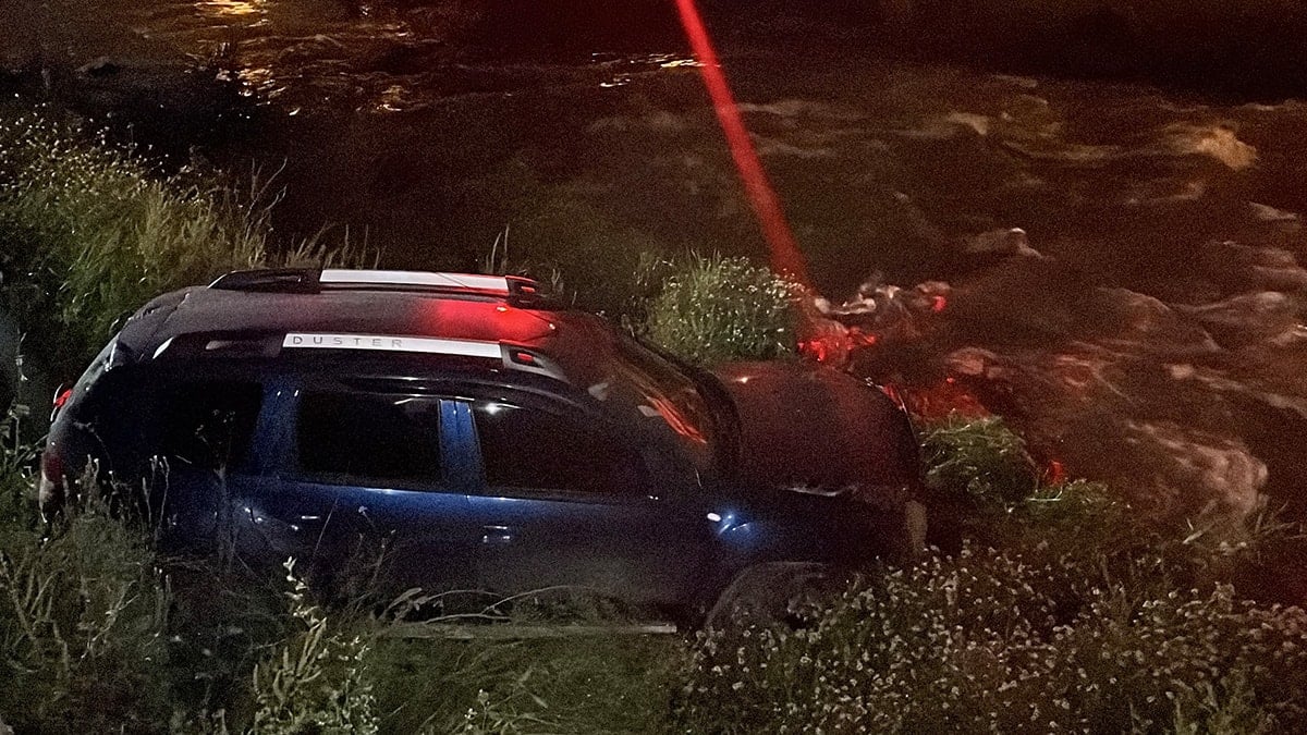 Bursa'da otomobil dereye uçtu, sürücü aracı bırakıp gitti