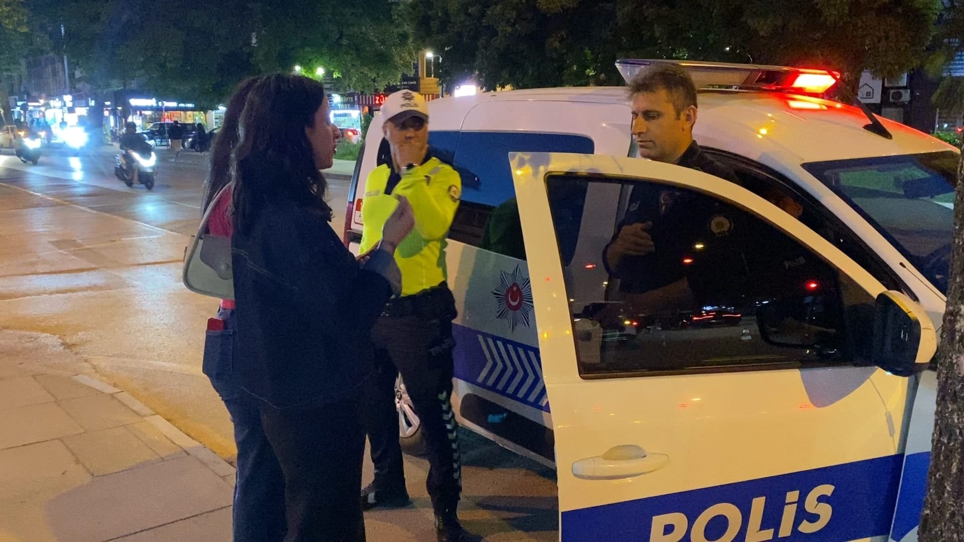 ATM'de unutulan 10 bin TL'yi polise teslim etti