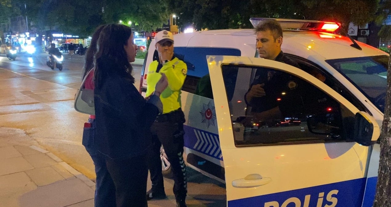 Kemalpaşa'da ATM'de unutulan 10 bin TL polise teslim edildi
