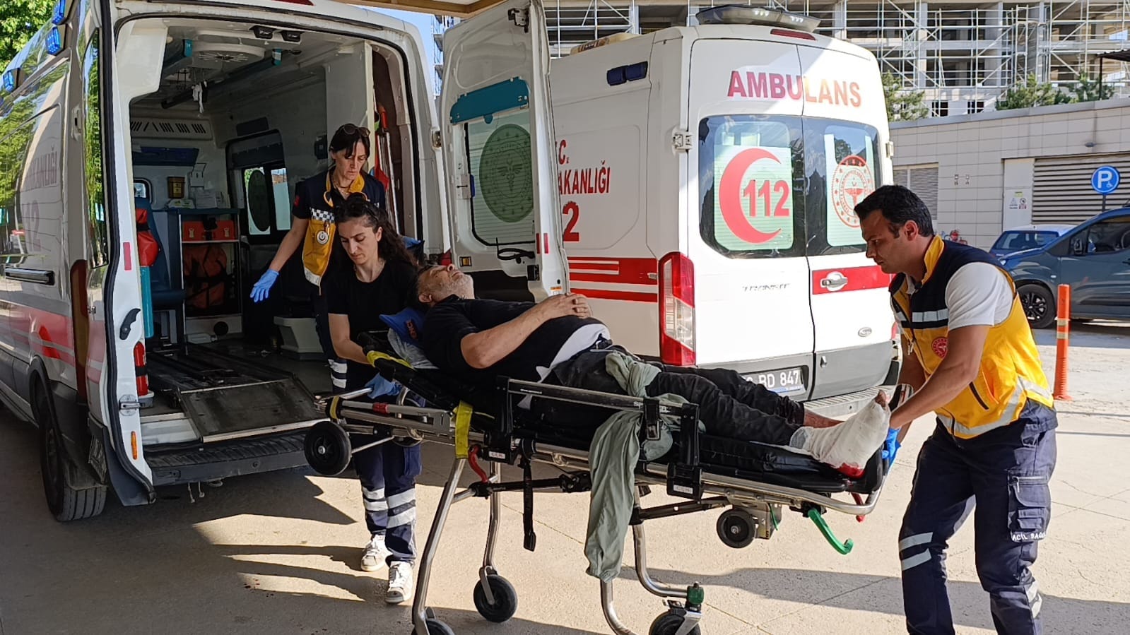 Devrilen makinenin altında kalan işçi yaralandı