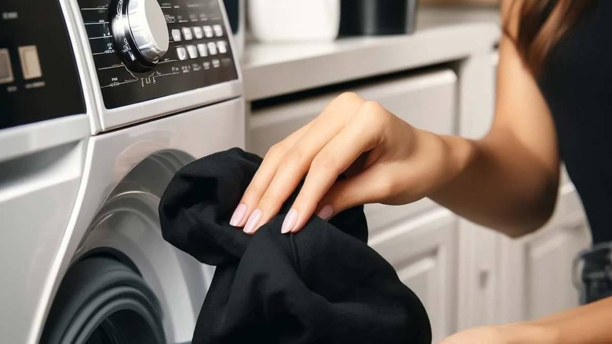 Siyah kıyafetlerin ömrünü uzatmanın yolları: İşte kaçınılması gereken hatalar