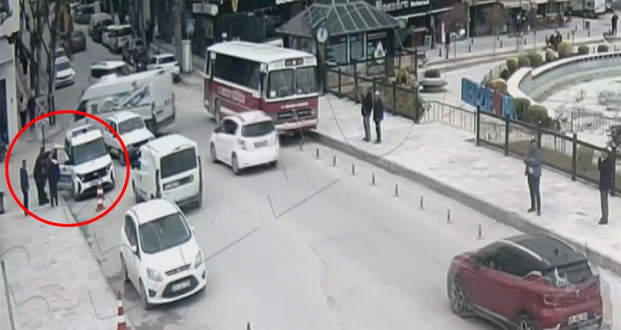 Cumhuriyet Meydanı'nda boğulma tehlikesi geçiren genci polis kurtardı