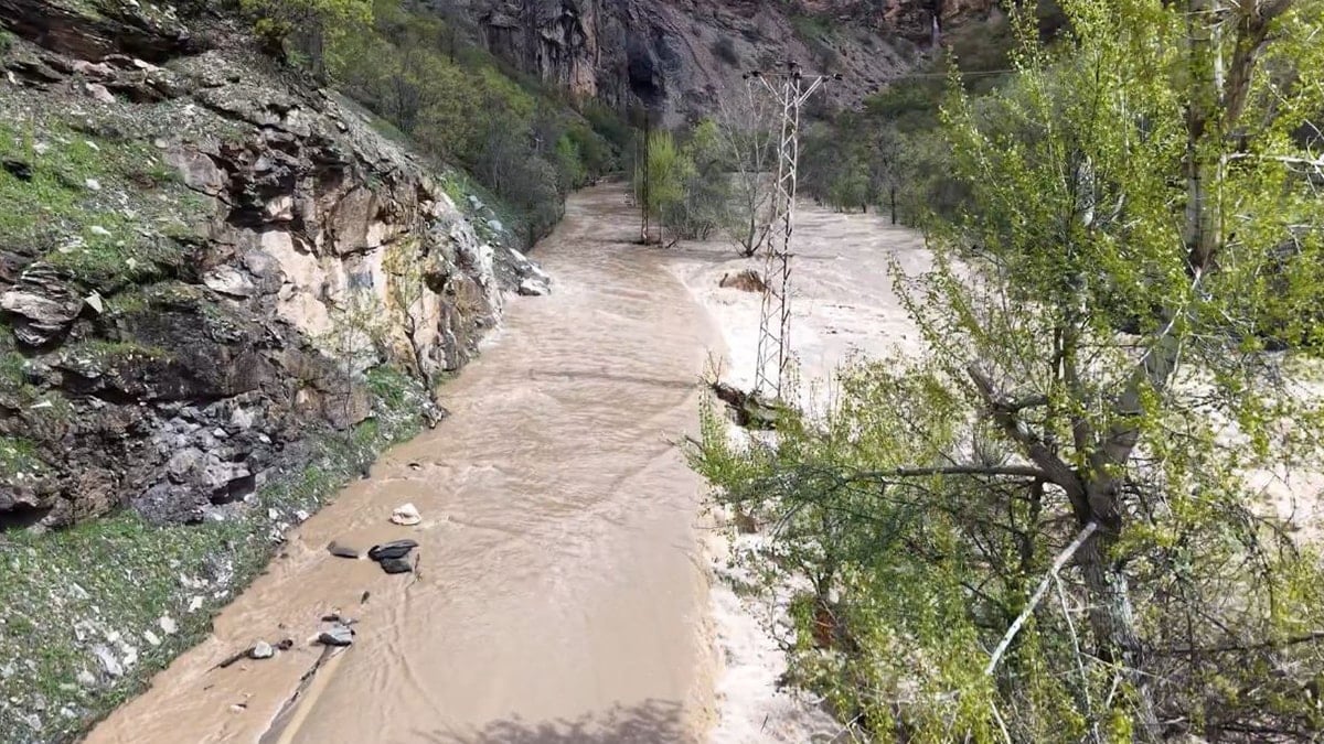 Çay taştı, kara yolu trafiğe kapandı