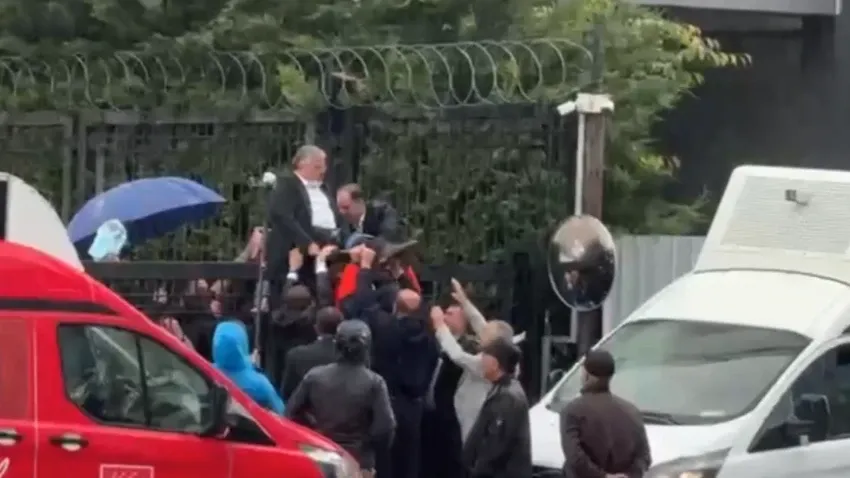 CHP Genel Merkezi'nde gerginlik: Başkanın bacağı kırıldı
