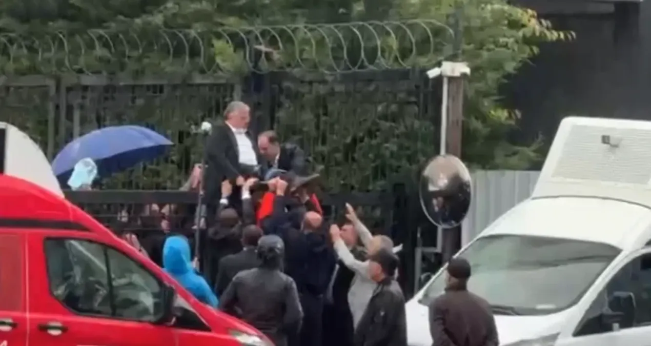 Genel merkezde otopark kapısına tırmanan CHP'li il başkan yaralandı