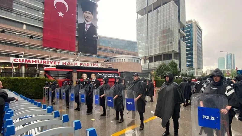 CHP Genel Merkezi'nin önündeki 9 Eylül Caddesi polis tarafından kapatıldı