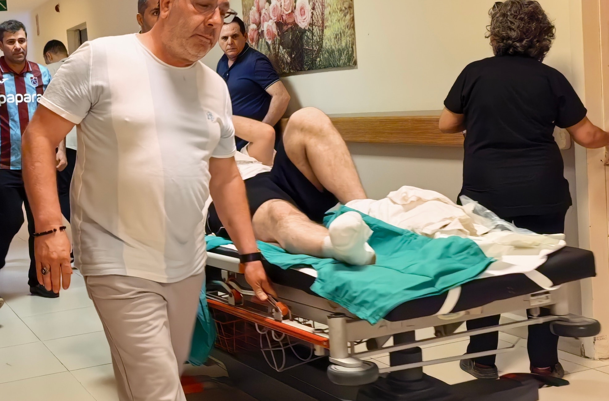 Çim biçerken ayağını makineye kaptırdı, 3 parmağı koptu