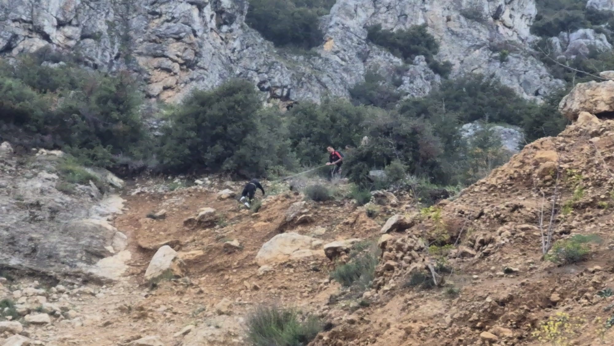 Çıktıkları dağlık alanda mahsur kalan iki çocuk kurtarıldı