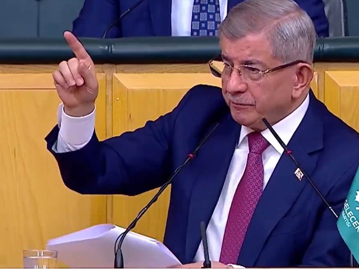 Davutoğlu basın toplantısında açıklama yapıyor