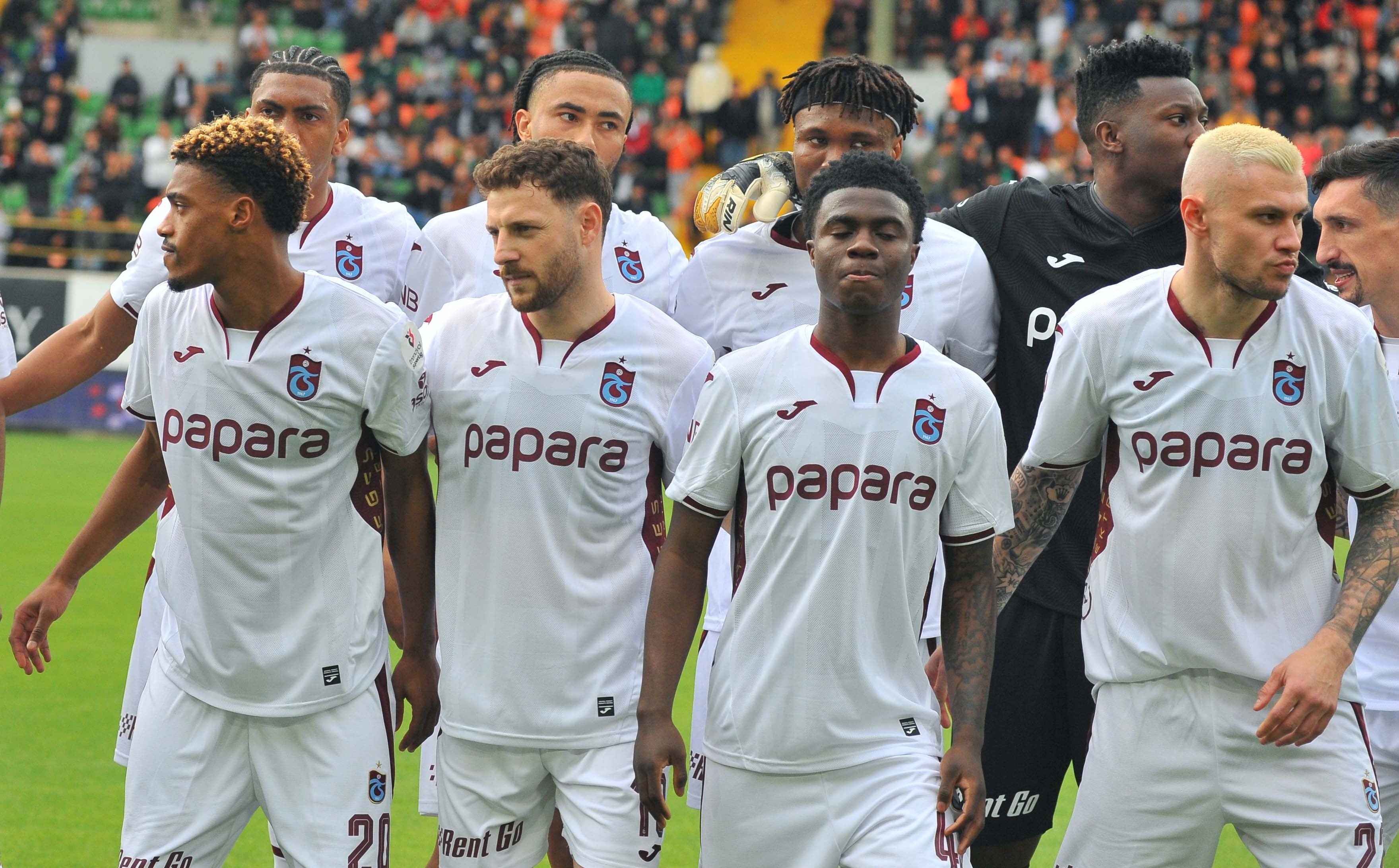 Trabzonspor'un yıldızından olay paylaşım! Irkçılıkla suçladı, tepki gelince sildi