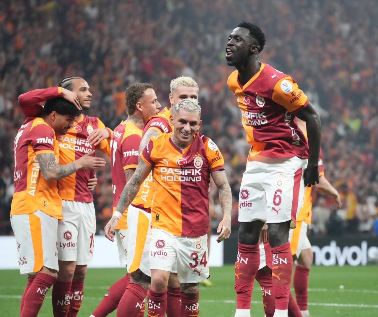 Galatasaray’ın yıldızına yumruklu saldırı! Saldırgan gözaltında