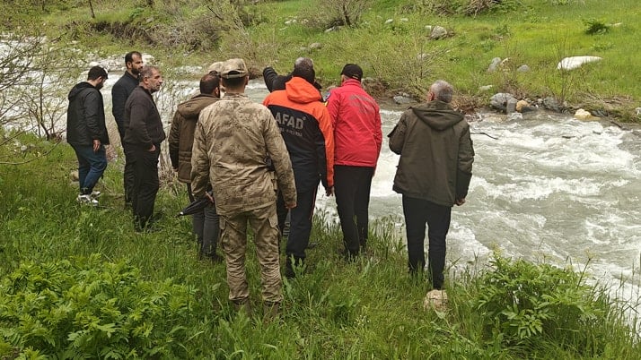 Muş'ta dereye düşen kadını arama çalışmaları sürüyor