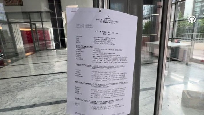 İsimler tabeladan söküldü, Karar kapıya asıldı