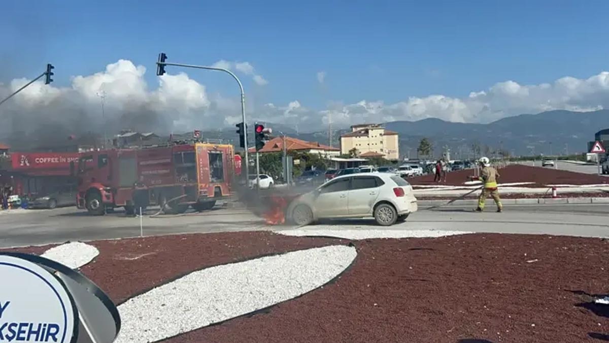 Hatay'da seyir halindeki otomobil yandı