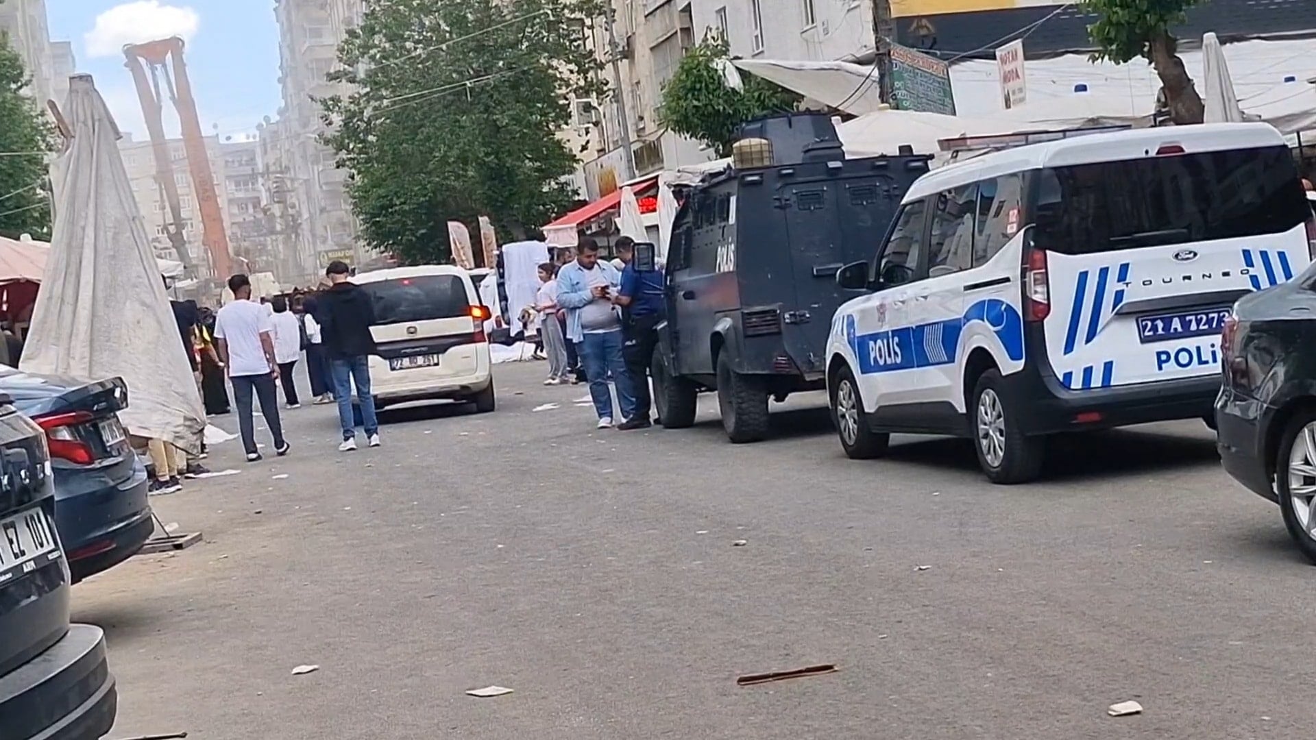 Diyarbakır’da sokak ortasında tekmeli yumruklu kavga: 3 yaralı