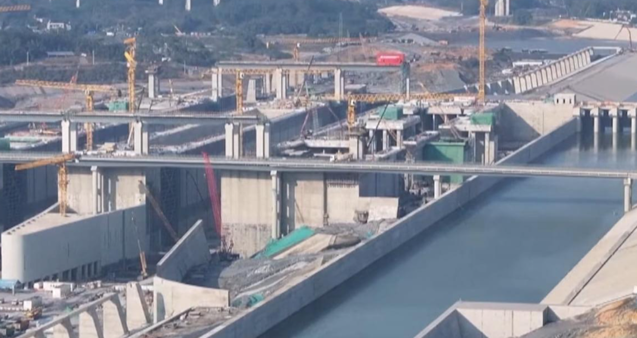 Dağları delip dev su asansörü inşa ediyorlar