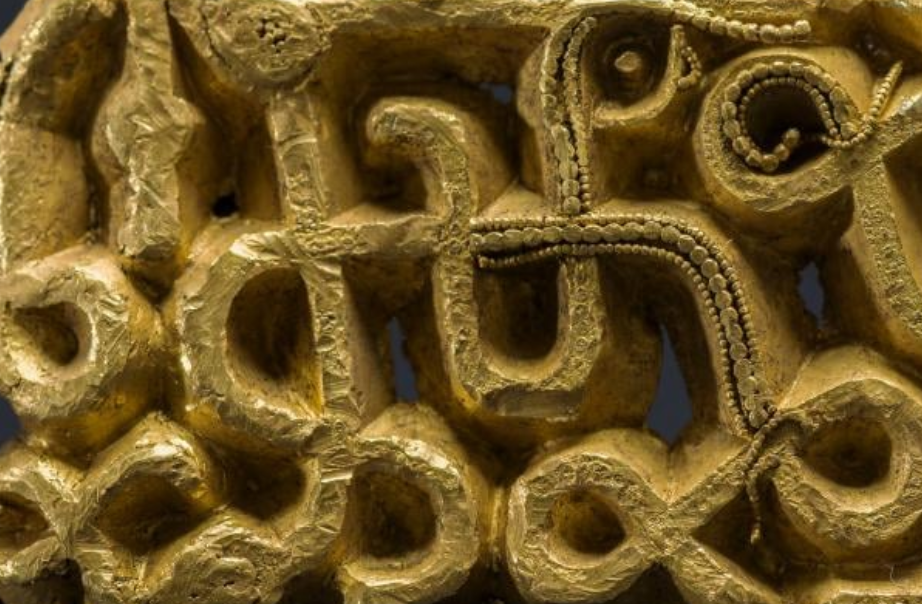 Yürüdüğü yolda sopayı yere vurdu, altın fışkırdı