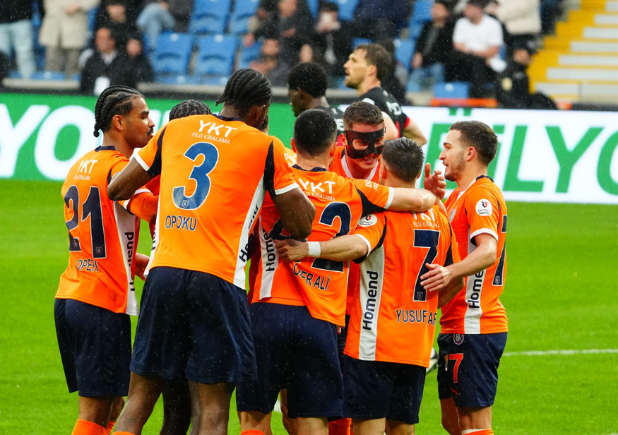 Galatasaray Süper Lig'in 2 yıldızını alıyor