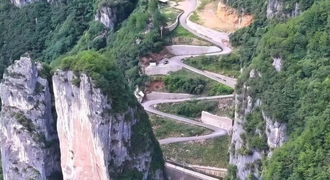 İki dağın arasına bu yolu sıkıştırmışlar